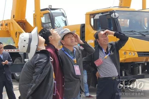 客戶(hù)參觀(guān)徐工設(shè)備
