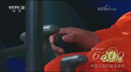 這撥操作666！力大無窮的挖掘機(jī)在他手中靈活無比！可將螺母當(dāng)積木！