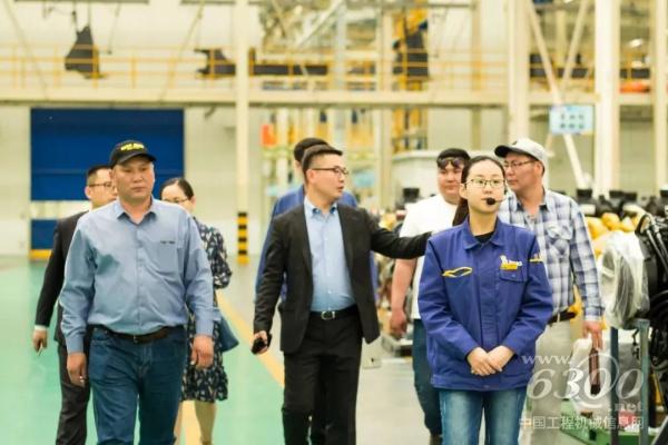 客戶參觀徐工大噸位裝載機(jī)制造基地，感受大國智造