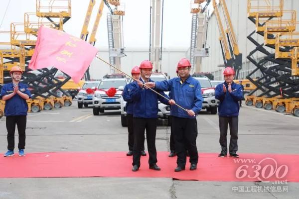 現(xiàn)場授發(fā)服務萬里行旗幟