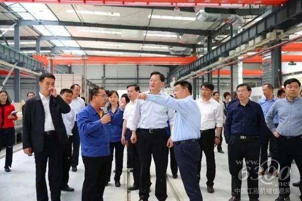 徐州市委常委王強在公司總經(jīng)理楊東升和陳登民的陪同下進行現(xiàn)場參觀