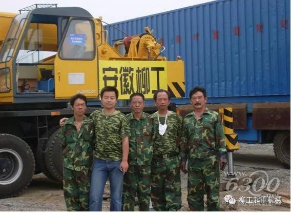 2008年汶川大地震周家父子隨安徽柳工的救援車隊(duì)進(jìn)行救援