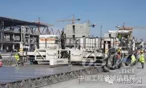福格勒攤鋪機(jī)對多條飛機(jī)跑道和滑行道進(jìn)行瀝青攤鋪