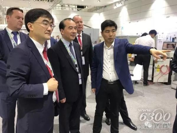 南京副市長蔣躍建（一排中間）蒞臨徐工信息展臺參觀，徐工信息總經(jīng)理張啟亮（一排右側）現(xiàn)場講解