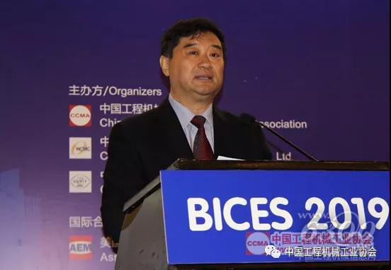  中國工程機(jī)械工業(yè)協(xié)會(huì)常務(wù)副會(huì)長(zhǎng)兼秘書長(zhǎng)蘇子孟