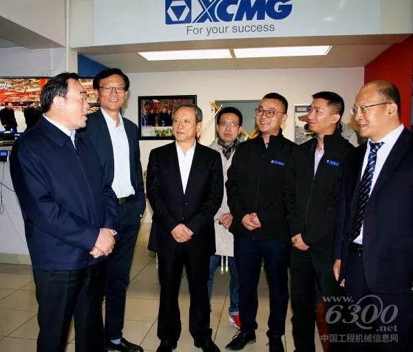 王民董事長向周鐵根書記匯報(bào)徐工南非公司運(yùn)營情況