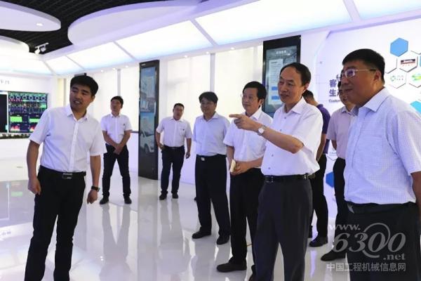 江蘇省副省長馬秋林（右二）、省經(jīng)信委副主任胡學(xué)同（右三）等一行領(lǐng)導(dǎo)蒞臨徐工信息調(diào)研，徐工機械總裁陸川（右一）、徐工信息總經(jīng)理張啟亮（左一）現(xiàn)場陪同