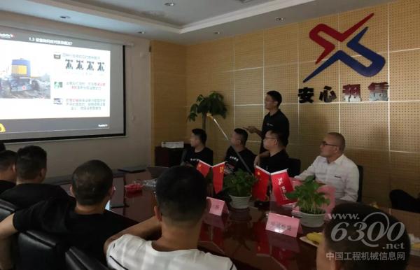 Haulotte工程師與到場的行業(yè)同仁分享設備使用性能