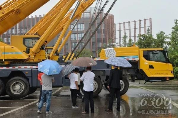 雨水抵擋不住客戶朋友對(duì)徐工起重機(jī)的激情