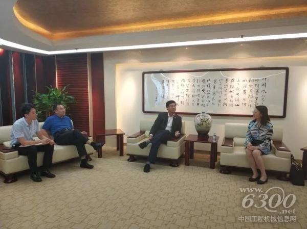 中國航空技術(shù)國際工程有限公司總經(jīng)理劉洪光與徐工進出口副總經(jīng)理張巖梅交流雙方海外業(yè)務拓展情況