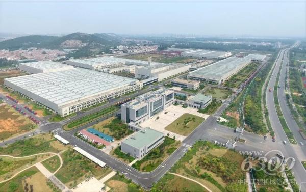徐工2015年斥巨資建成國內(nèi)智能化程度最高、規(guī)模最大的現(xiàn)代化重卡制造單體工廠。
