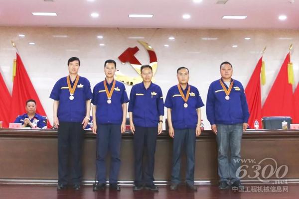 徐工集團副總經(jīng)理事業(yè)部總經(jīng)理、黨委書記李宗為二星、三星年功章獲得者頒發(fā)紀念章