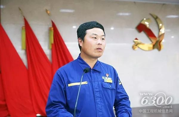 年功紀念章獲得者、礦機裝配廠工段長張雷作交流分享