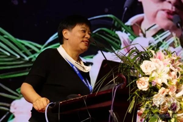 “X1新一代產(chǎn)品將會給環(huán)衛(wèi)行業(yè)帶來更多的選擇性，也會給環(huán)衛(wèi)作業(yè)帶來更快捷的解決方案”?！袊鞘协h(huán)境衛(wèi)生協(xié)會副秘書長范明志