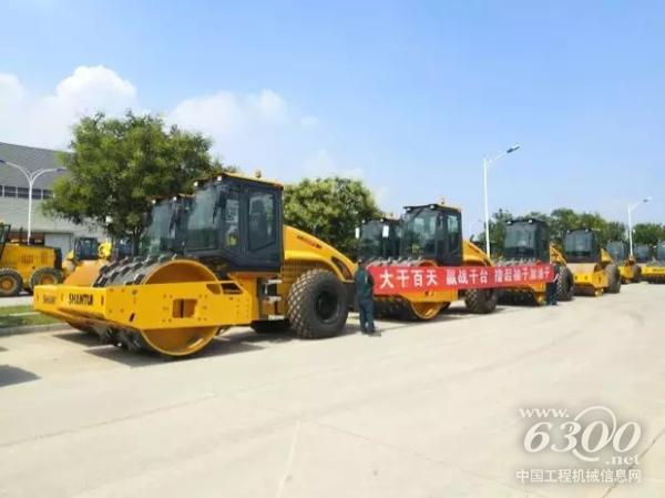 山推壓路機整裝待發(fā)