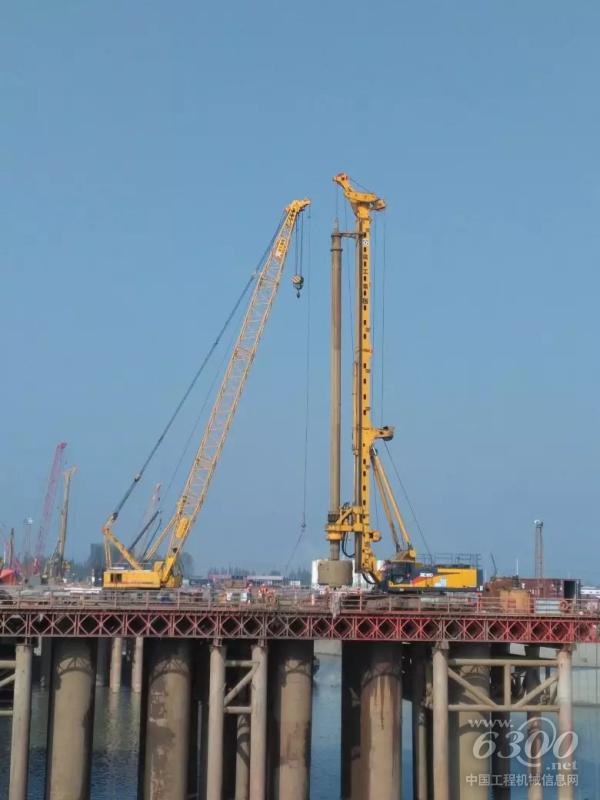 徐工XR550D旋挖鉆機(jī)、<a href=http://product.d1cm.com/lvdaidiao/ target=_blank>履帶吊</a>助力武漢青山大橋
