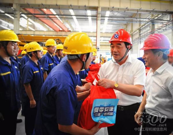 周鐵根書記在現(xiàn)場為一線員工代表發(fā)放了防暑降溫用品