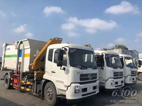徐工吊裝式垃圾車交車現(xiàn)場