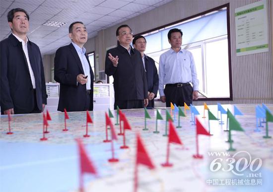 中聯(lián)重科董事長詹純新向李克強總理匯報“中聯(lián)重科工程機械開工指數(shù)”