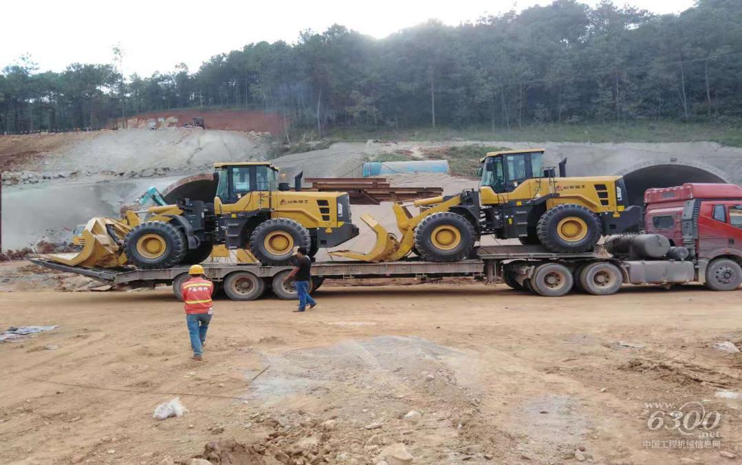 山東臨工L955F側(cè)卸裝載機(jī)助力隧道工程建設(shè)