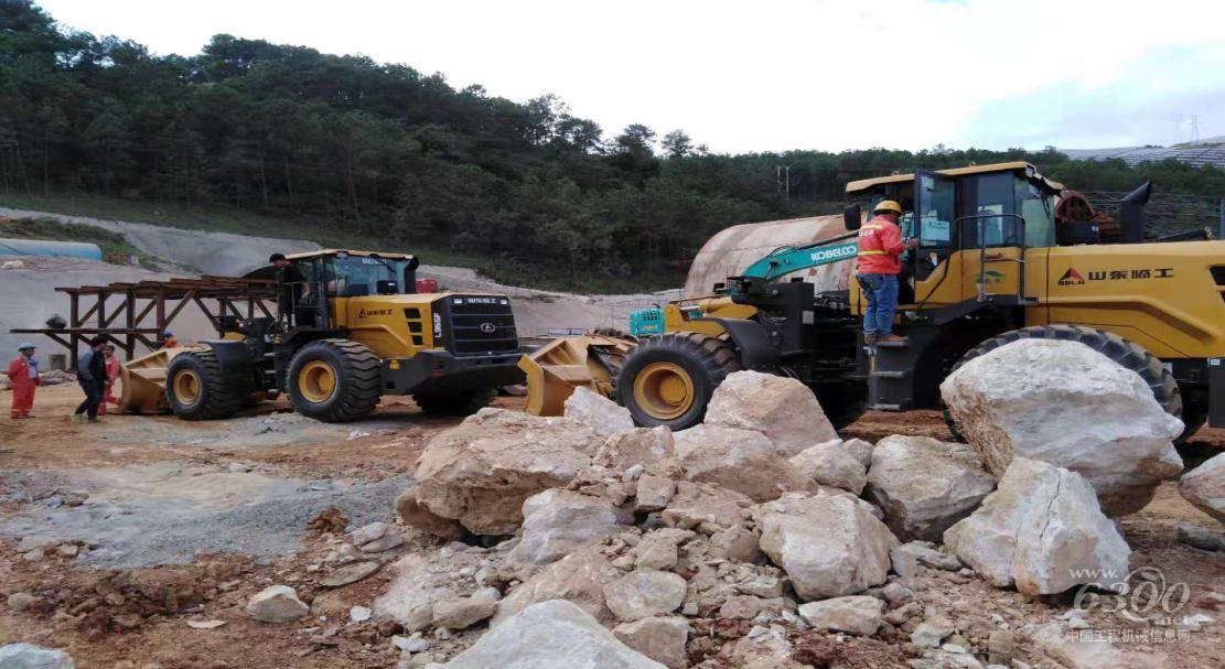 山東臨工L955F側(cè)卸裝載機(jī)助力隧道工程建設(shè)