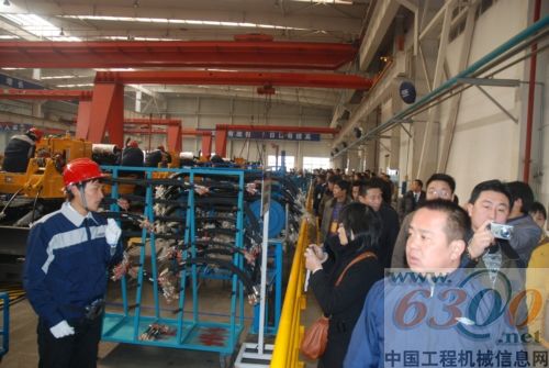 與會經(jīng)銷商參觀青島雷沃工廠廠區(qū)