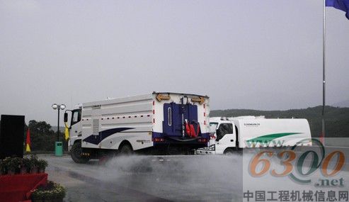 多功能掃洗車作業(yè)現(xiàn)場(chǎng)