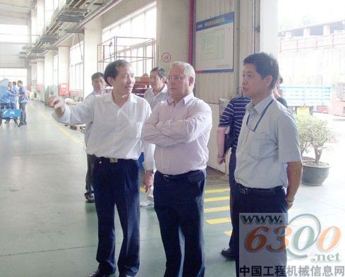 Tony.Roskilly教授（中）參觀玉柴生產(chǎn)車間