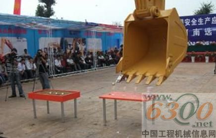 挖掘機(jī)投高爾夫球