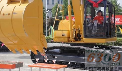 挖掘機(jī)投高爾夫球
