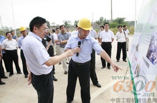 李天生（前右）為劉斌（前左）介紹玉柴節(jié)能減排項(xiàng)目情況