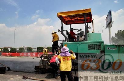徐工RP701L輪胎攤鋪機(jī)在廈門(mén)段鋪設(shè)瀝青