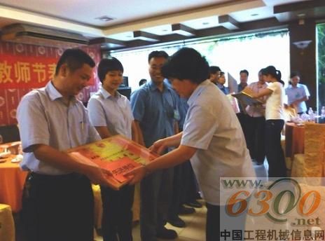 梁萍(右)為獲獎(jiǎng)單位頒獎(jiǎng)