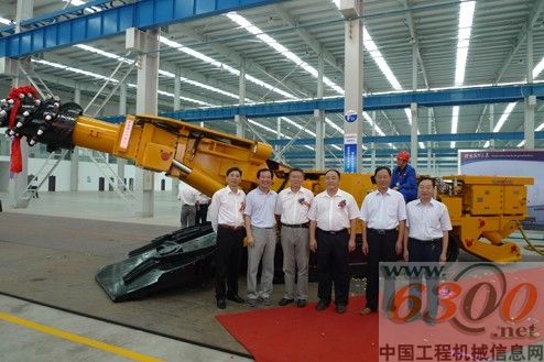 參加慶典儀式的領(lǐng)導(dǎo)在EBZ200型掘進(jìn)機(jī)前合影