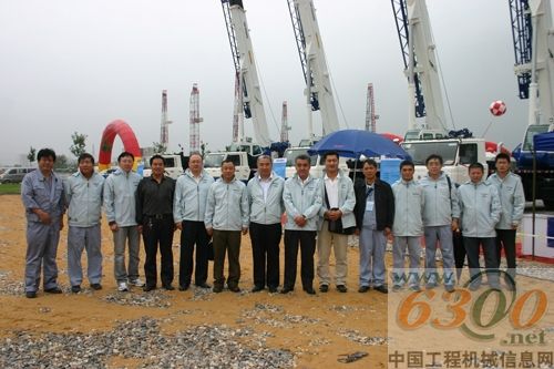 北起多田野公司領(lǐng)導(dǎo)和參加博覽會(huì)的工作人員合影留念