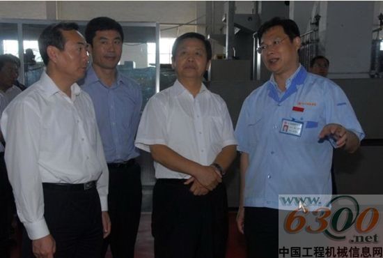黑龍江代省長王憲魁到齊二機床參觀視察