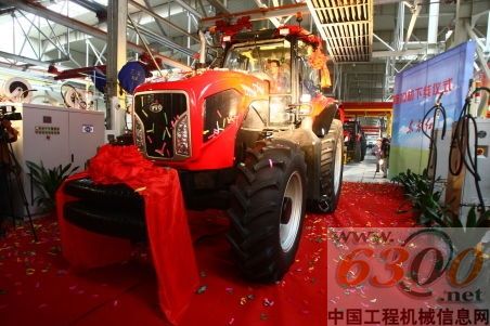 中國首臺動力換擋重型拖拉機(jī)在中國一拖下線