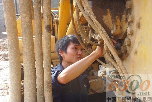 三一服務(wù)工程師正在檢修設(shè)備