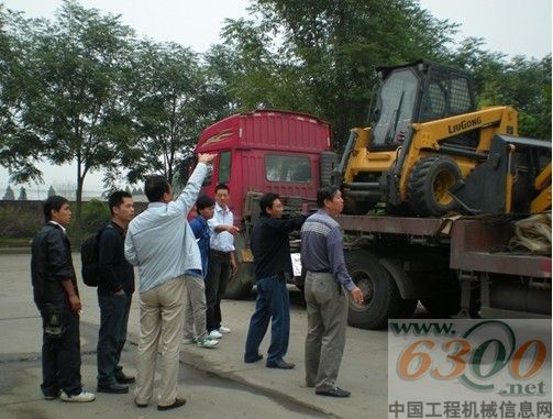未卸車前，客戶詢問小型機(jī)情況