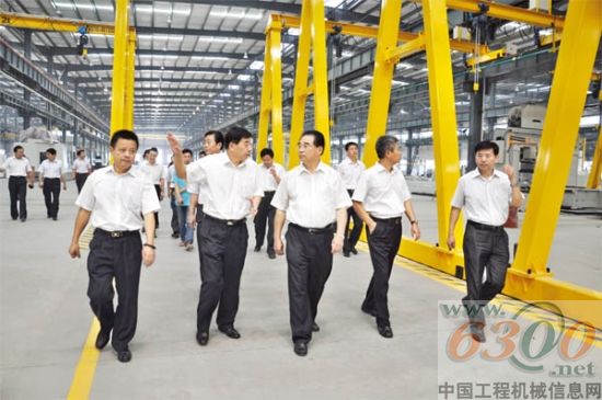 陜西省委常委、省政法委書記宋洪武(右三)參觀渭南工業(yè)園