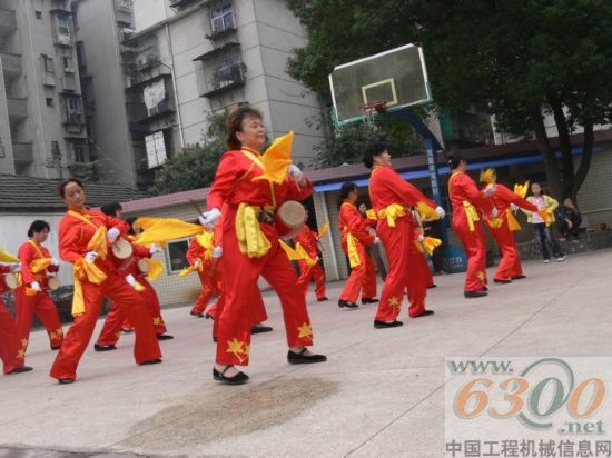 生龍活虎的腰鼓隊表揚