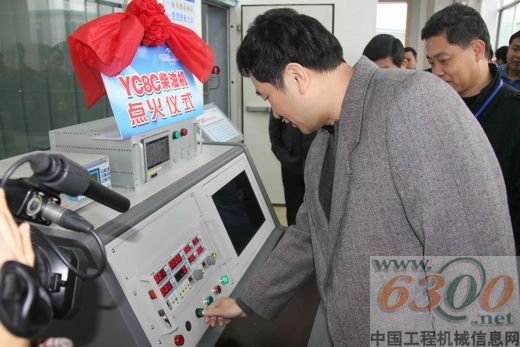 晏平為YC8C柴油發(fā)動機點火