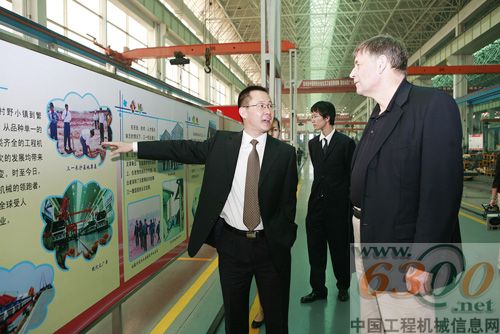 2009年10月11日，世界頂級管理大師赫爾曼·西蒙(右一)到訪三一，稱“三一重工是一家很有潛力的隱形冠軍”