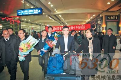 3月4日中午1時(shí)30分，中聯(lián)重科4名駐利比亞人員在安全撤離后抵達(dá)長沙。