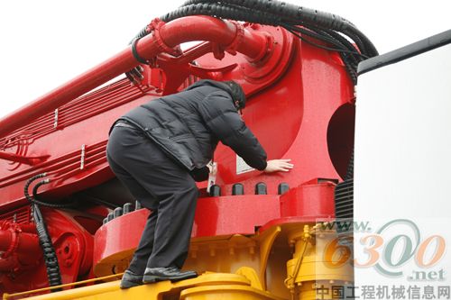 湖南省進出口檢驗檢疫局工作人員正在對設(shè)備進行檢查