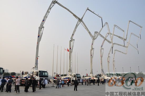 400余名廣東客戶參觀巡展現(xiàn)場，從38米至60米的泵車攪拌車組成了強(qiáng)大的巡展產(chǎn)品陣容