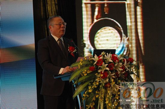 全國政協(xié)委員、湖南省政協(xié)副主席龍國鍵致歡迎辭