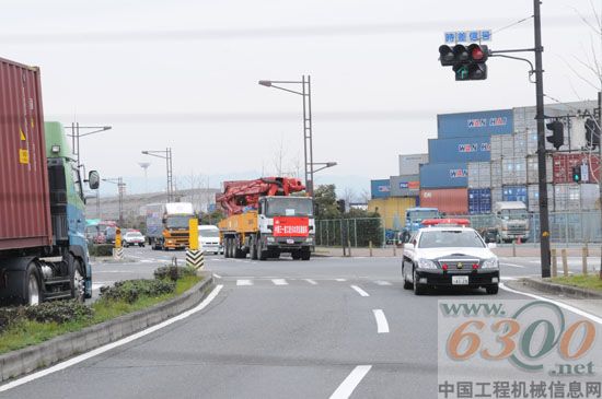 日本交通部安排警車為泵車開(kāi)道