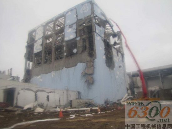 2011年3月22日普茨邁斯特混凝土輸送泵車M58-5在為日本福島4號(hào)反應(yīng)堆注水