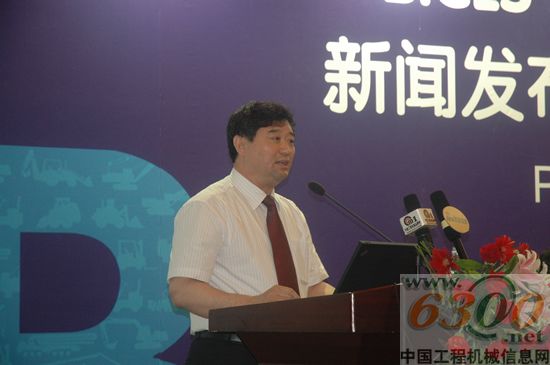 　　中國工程機(jī)械工業(yè)協(xié)會秘書長蘇子孟介紹行業(yè)最新運(yùn)行情況